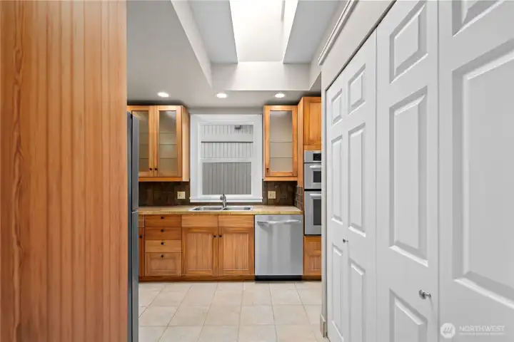 Seamlessly connecting to kitchen...