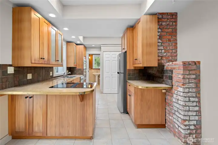Good layout w/ lots of cabinet space!