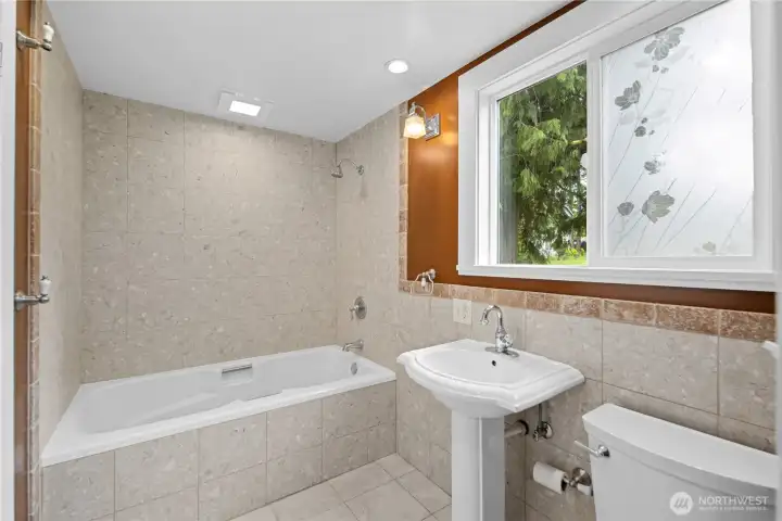 Main Home Full bathroom w/tile shower.