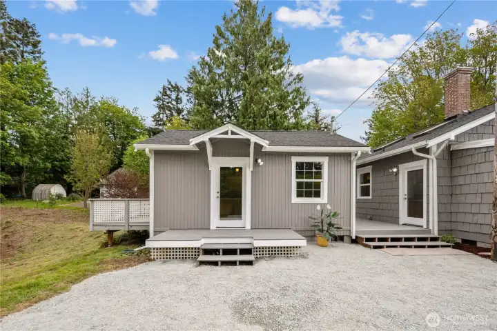 Detached Guest Cottage w/separate entrance.