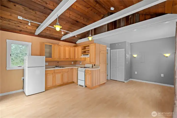 Spacious & clean, full kitchen!