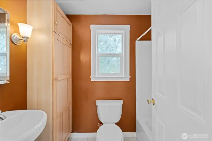 Guest cottage full bathroom.