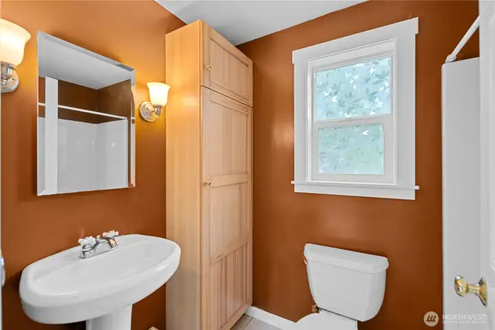 Guest cottage full bathroom.