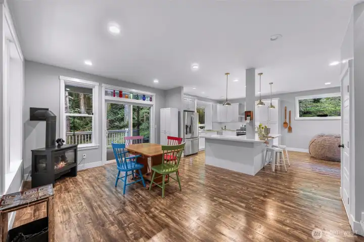 Gracious greatroom w/ cozy gas stove Gracious greatroom w/ cozy gas stove