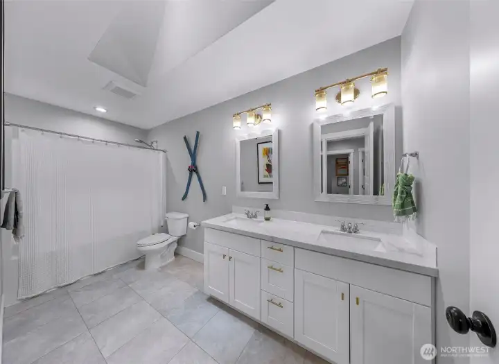 Full guest bath w/ double sinks Full guest bath w/ double sinks