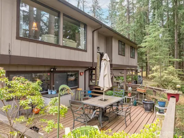 Beautiful space for outdoor lounging and entertaining. Neighbors are peaceful and quiet.