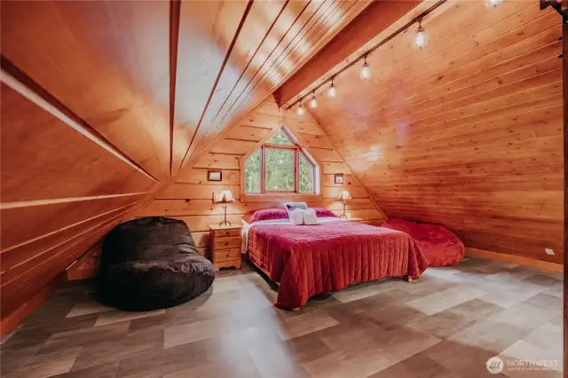 Upper loft bonus room (3rd bedroom)
