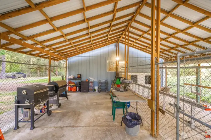 The area is divided into two, leaving you with a lot of options for farm animals, pets, or hay storage.