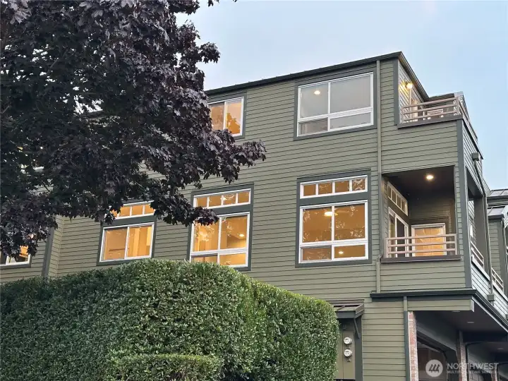 Large end unit in small boutique 5 unit complex