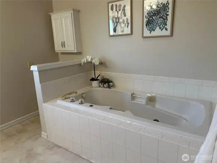 5 piece primary bath with jetted tub