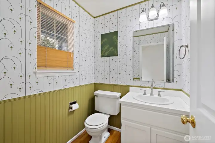 1/2 bath right off the entry area.