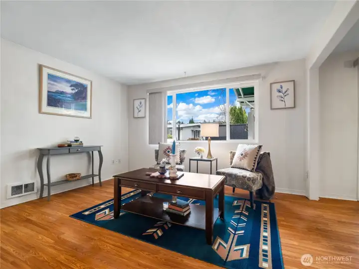 The large windows let in tons of natural lightl.