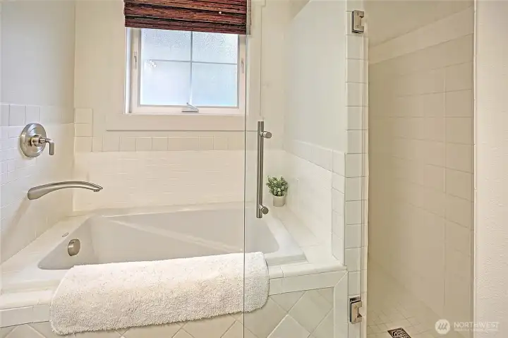 Large soaking tub & walk-in tiled shower.