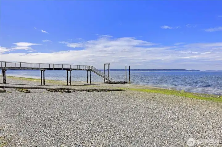 Yacht club Pier & Boat Lift.