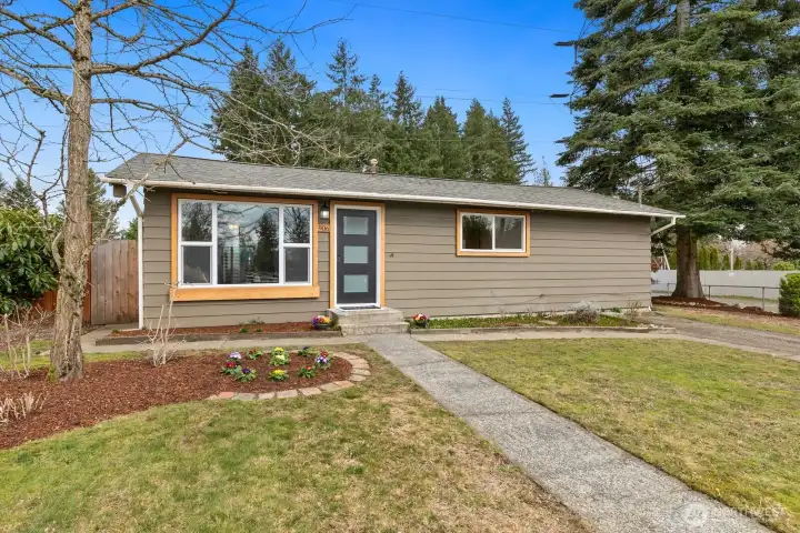 Move-in ready home in Renton Highlands!