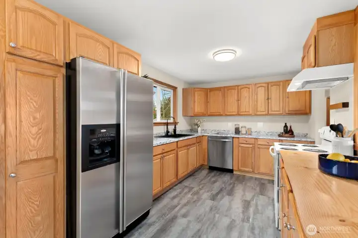 Kitchen offers great storage and cabinet space!