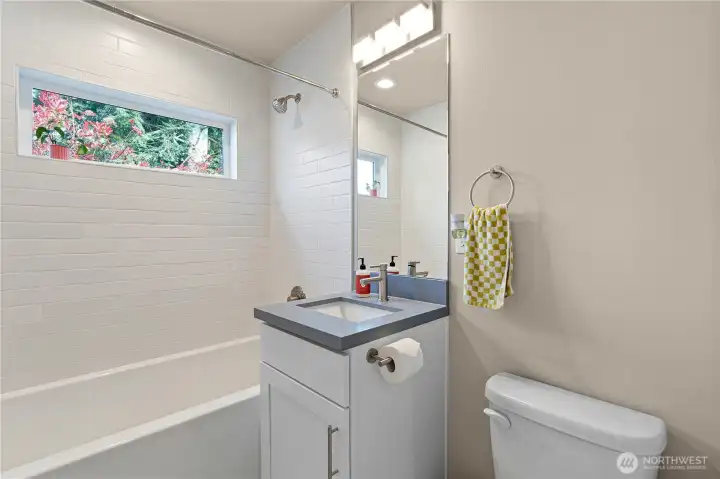 Full guest bath in the hallway.