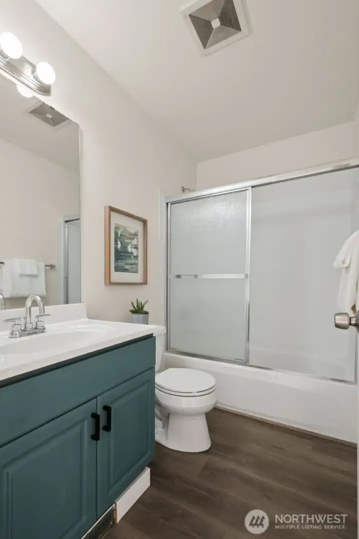 Full updated hallway bath!