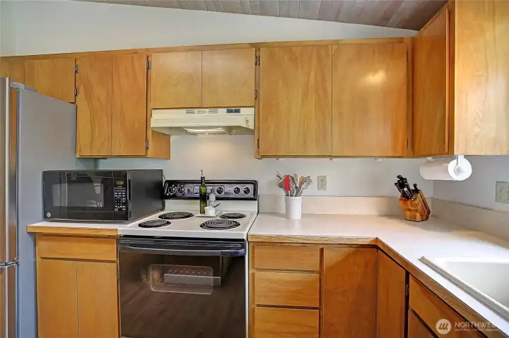 Bright Wood Cabinets and Great Flow to the Work Spaces~