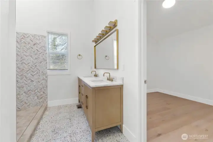Massive walk in closet Massive walk in closet