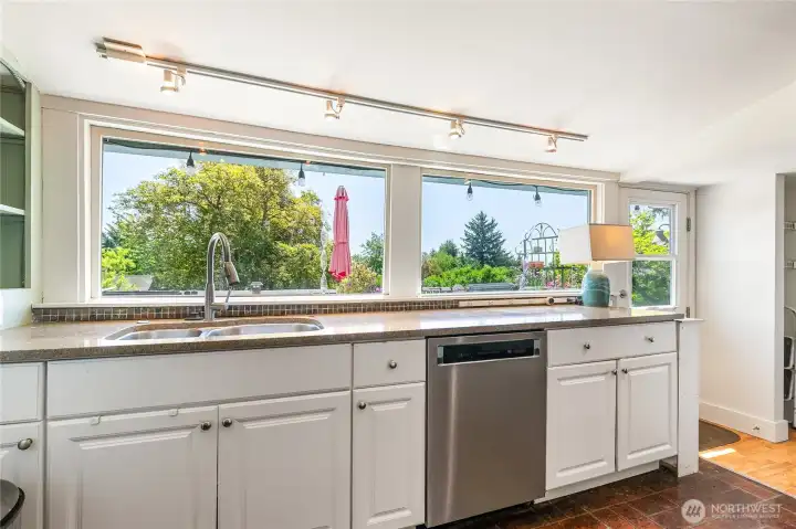 Granite countertops and large windows looking to the back yard and views of Mt Baker. Granite countertops and large windows looking to the back yard and views of Mt Baker.
