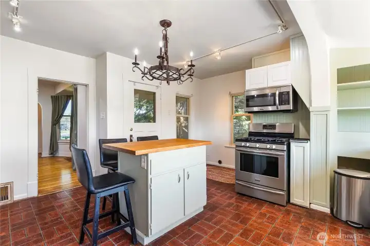 Additional door leading to the front. Gas stove. Additional door leading to the front. Gas stove.