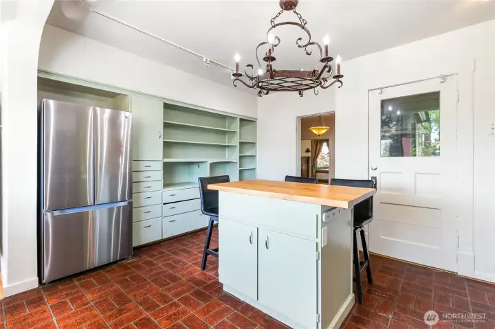 Wonderful space for cooking or entertaining. Wonderful space for cooking or entertaining.