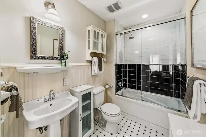 Full en suite bathroom