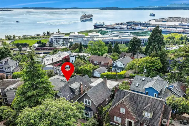 Amazing commutes from this location, close to I-5 and 99. Easy to get anywhere in the city!