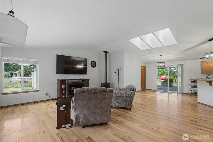 A look in from the front entry. Nice open floor plan, high vaulted ceilings. Skylights letting in tons of natural light too! A look in from the front entry. Nice open floor plan, high vaulted ceilings. Skylights letting in tons of natural light too!