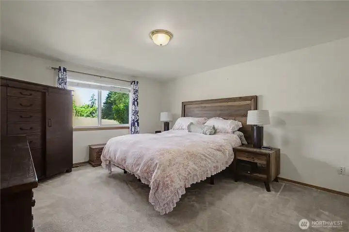Great sized Primary Suite looking over the back yard and pastures Great sized Primary Suite looking over the back yard and pastures