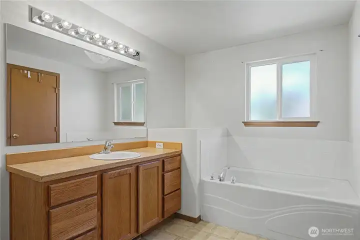 A look inside the Primary Bath. Great soaking tub to relax in after taking care of the animals! A look inside the Primary Bath. Great soaking tub to relax in after taking care of the animals!