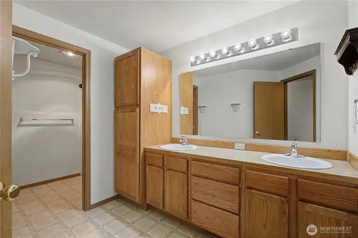 Great sized Hall Bath w/ double sinks! Great sized Hall Bath w/ double sinks!