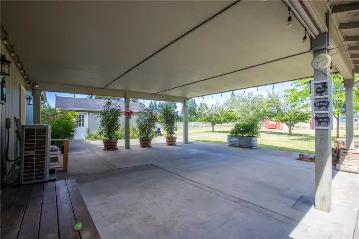 Great sized covered back patio area. Perfect for outdoor entertaining Great sized covered back patio area. Perfect for outdoor entertaining