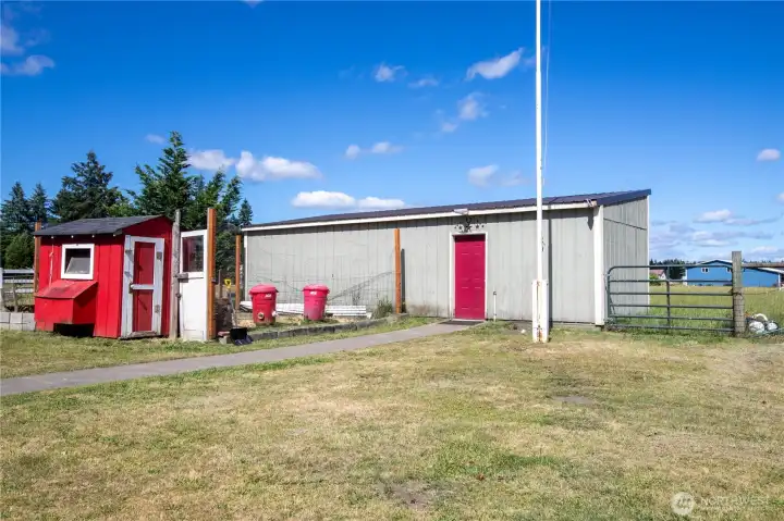 A look at the stable area and tack room. Power out here as well! And a nice chicken coup as well!! Fresh eggs anyone?? A look at the stable area and tack room. Power out here as well! And a nice chicken coup as well!! Fresh eggs anyone??