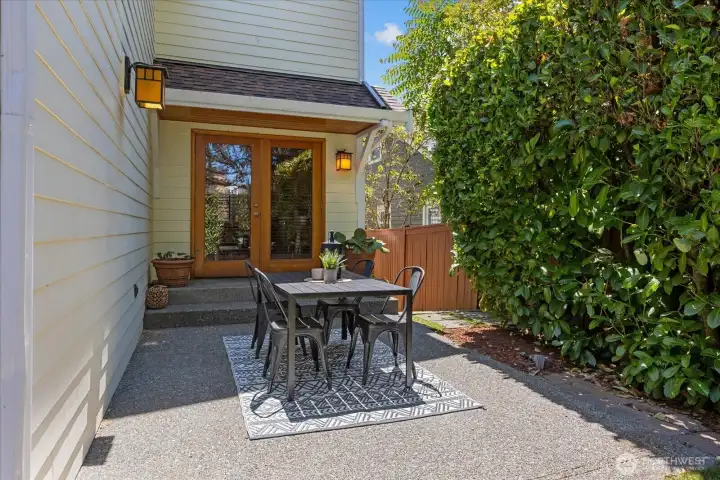 Great patio right outside the kitchen Great patio right outside the kitchen