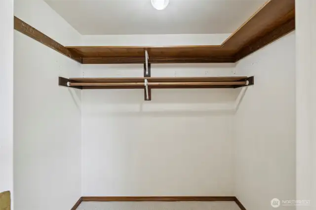 Primary Ensuite - Walk-in closet