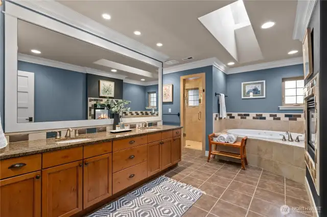 Primary en-suite bath