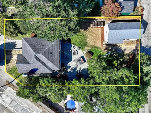 Huge 7600+ sq ft lot in great Greenlake location.
