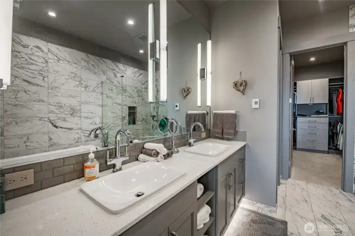 Primary looking into the walk in closet.