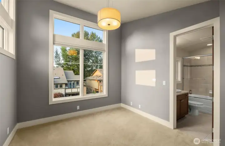 Guest bedroom with en-suite bath