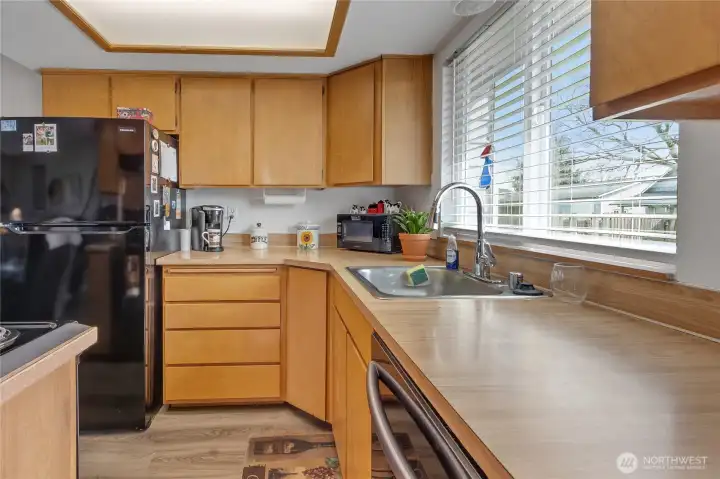 Updated front windows & blinds