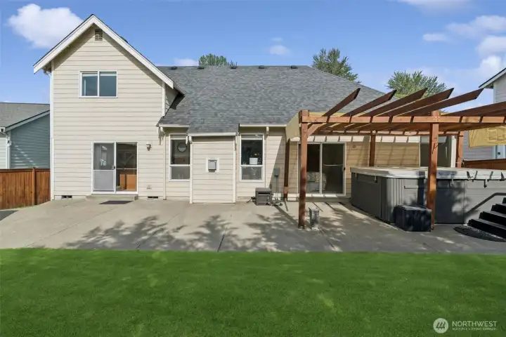 Olympic Pool/spa plus pergola in the back