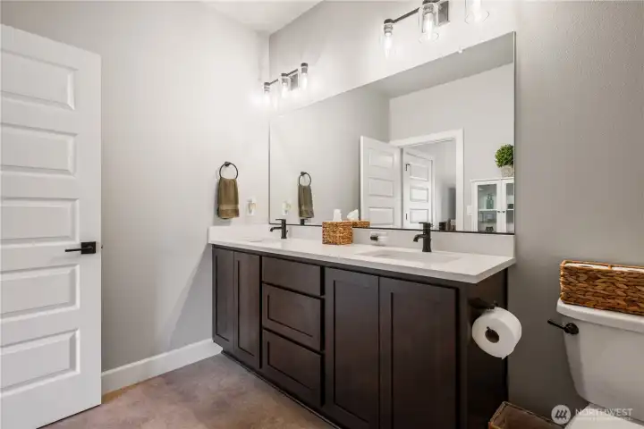 Primary bath w/double sinks