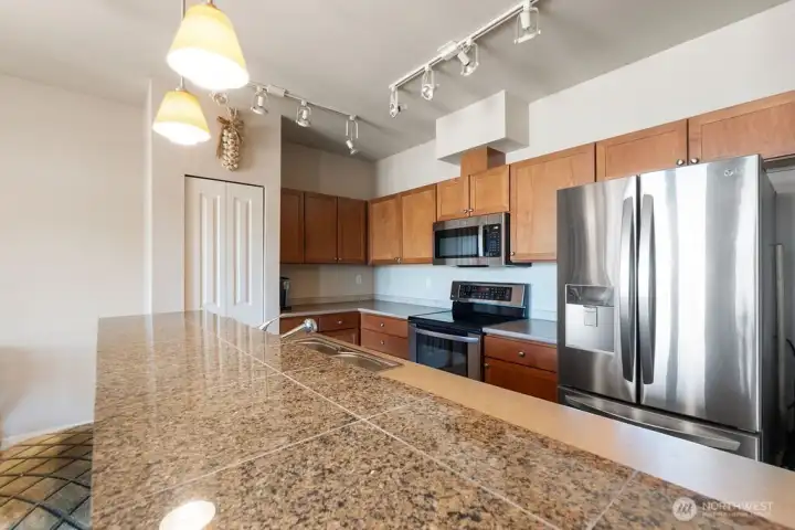 KITCHEN GRANITE COUNTERS SS APPLIANCES KITCHEN GRANITE COUNTERS SS APPLIANCES