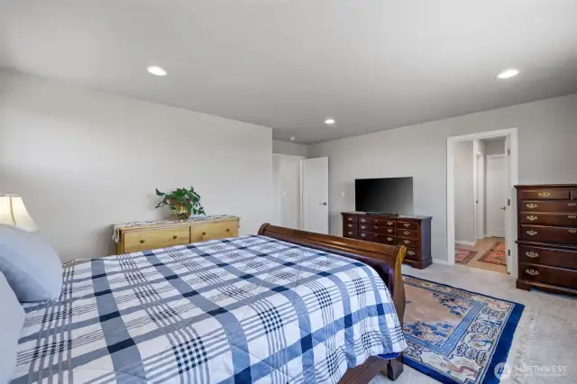 Huge primary bedroom with ensuite!