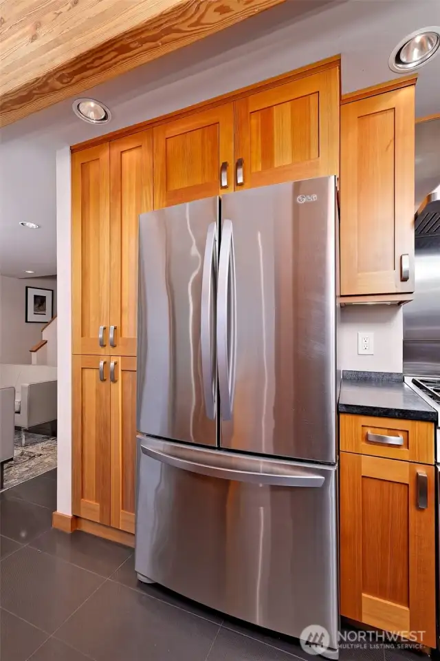 Beautiful cabinets and hardware!