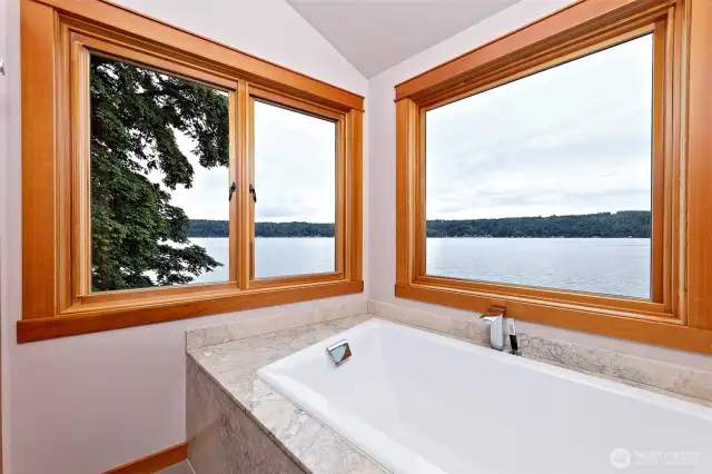 Huge soaking tub for two with plenty of privacy snd views for miles.