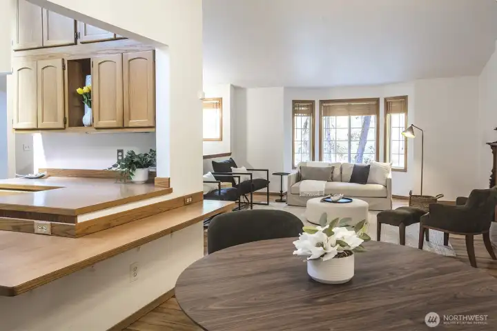 Circular floor plan living/dining rooms