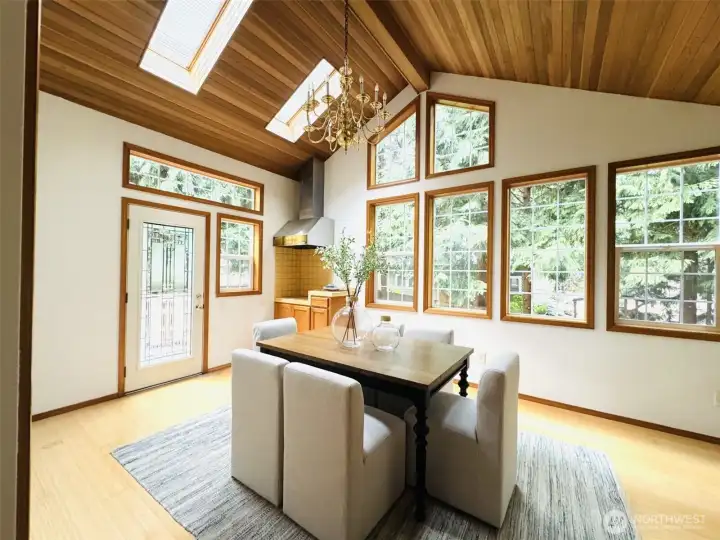 Skylights, vaulted ceiling, a great room to host a party, so very NW style
